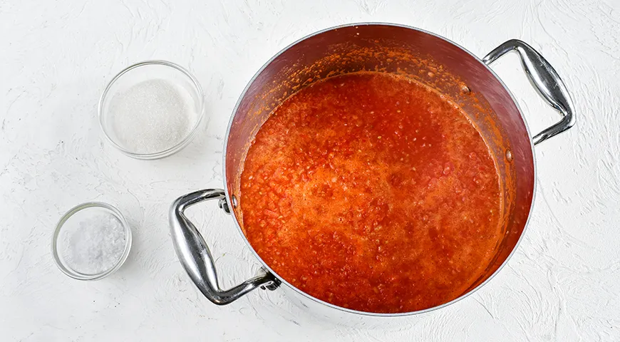 Adjika aus Tomaten und Knoblauch