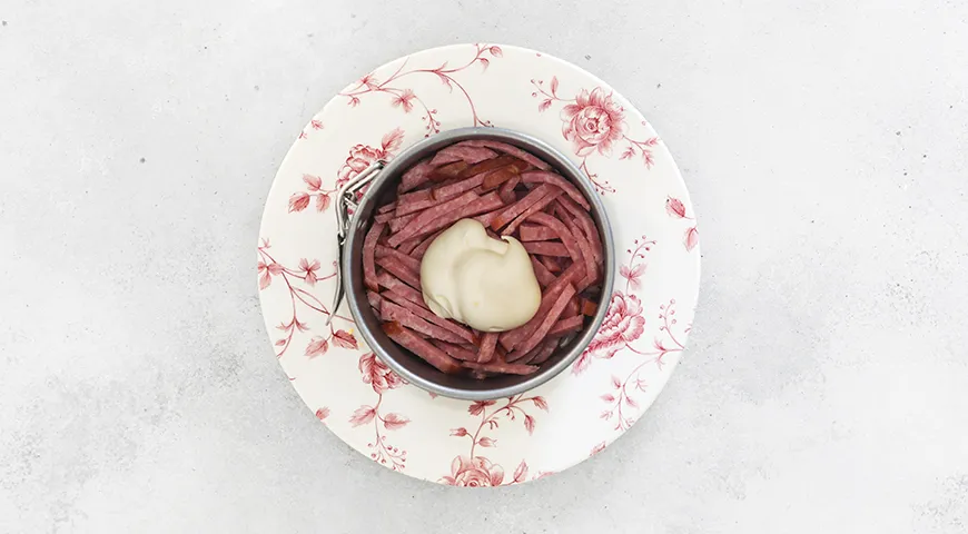 Orientalischer Salat mit Wurst, Tomaten und Käse