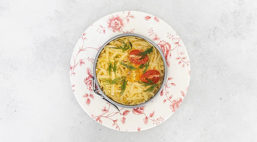 Orientalischer Salat mit Wurst, Tomaten und Käse