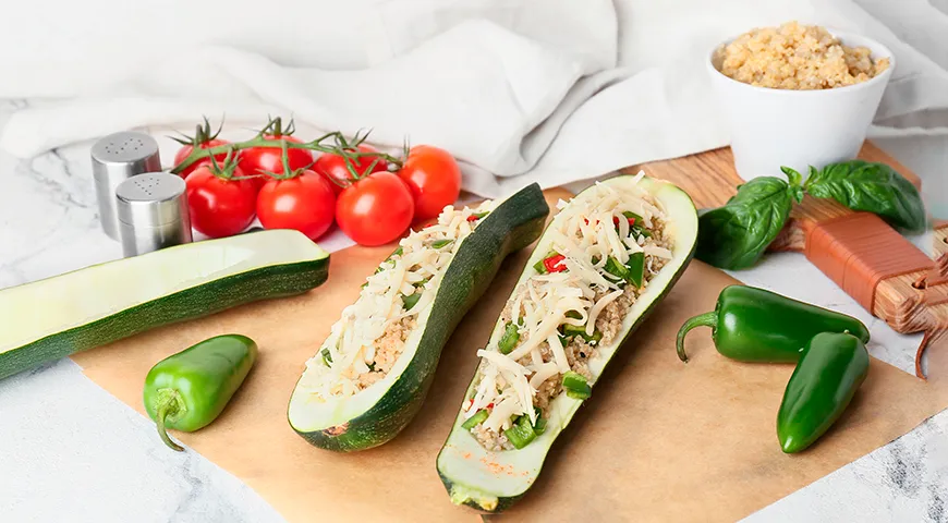 Zucchini-Schiffchen können mit allem gefüllt werden, zum Beispiel mit Bulgur, Gemüse der Saison und Käse