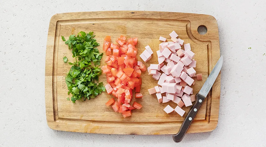 Omelett mit Wurst und Tomaten