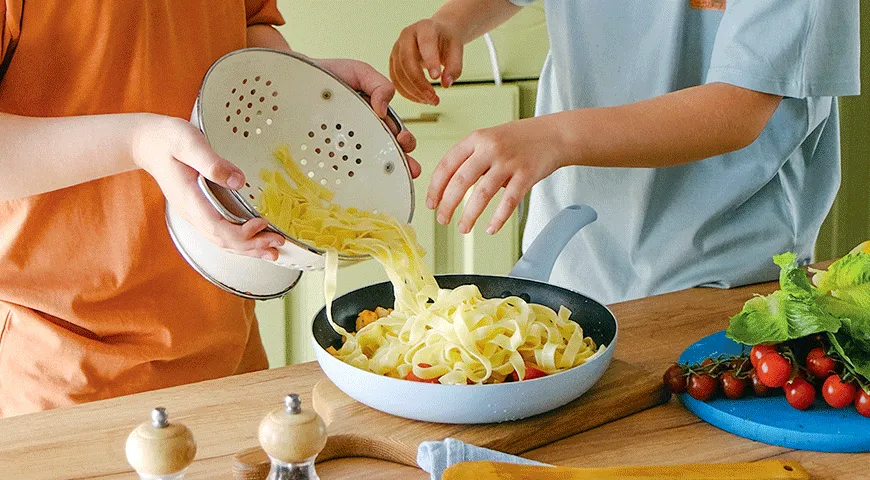 Tagliatelle mit Hähnchenfilet und Kirschtomaten