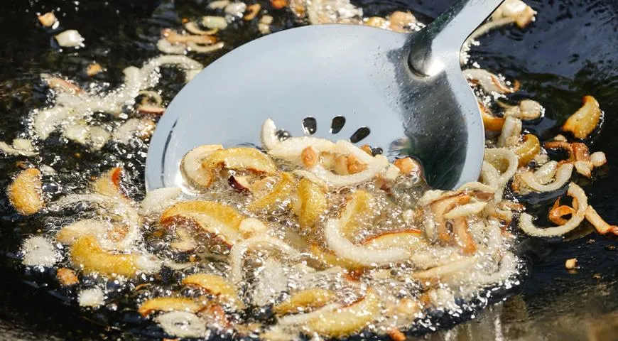 Bevor Sie den Pilzen Pflanzenöl hinzufügen, müssen Sie warten, bis die überschüssige Feuchtigkeit verdunstet ist.