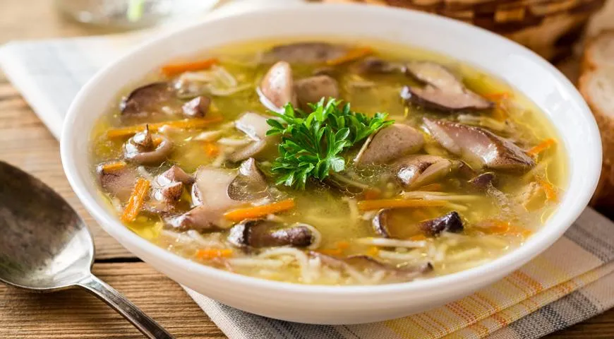 Schnelle Pilzsuppe mit Champignons und Steinpilzen