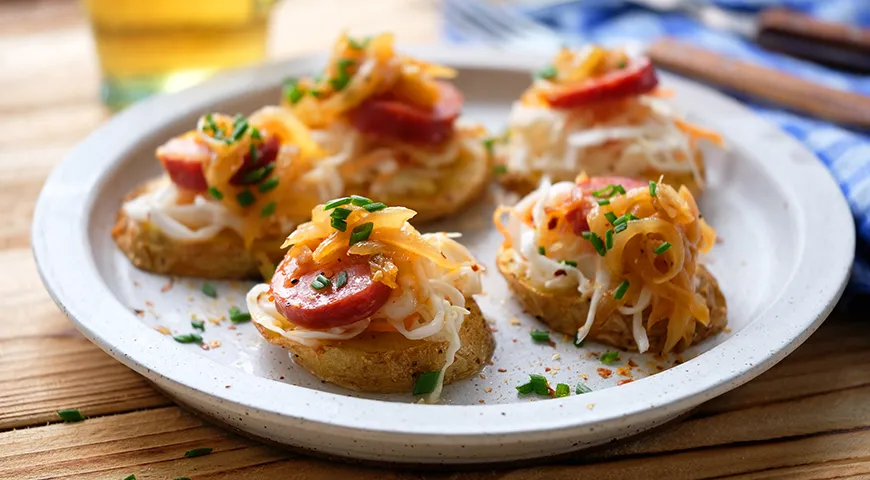 Vorspeise aus Ofenkartoffeln mit Würstchen und Sauerkraut