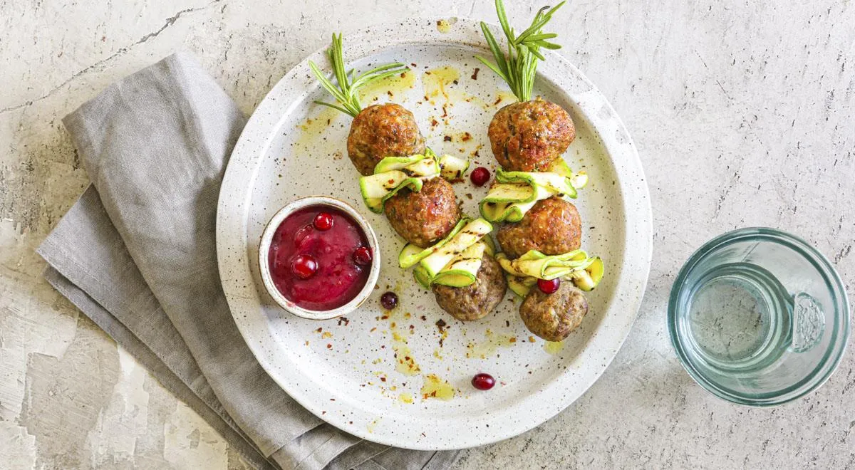 Zucchini-Fleischbällchen-Spieße