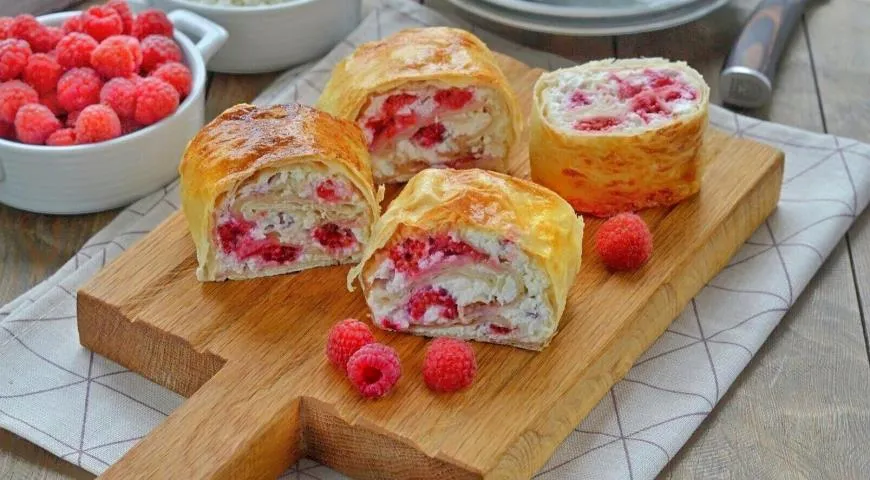 Lavash-Rolle mit Hüttenkäse und Himbeeren