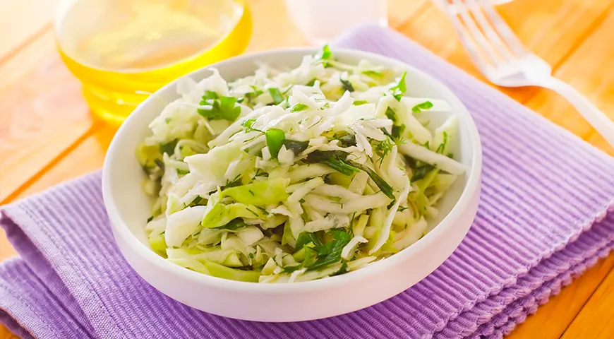 Weißkohlsalat mit Gurke und Olivenöl