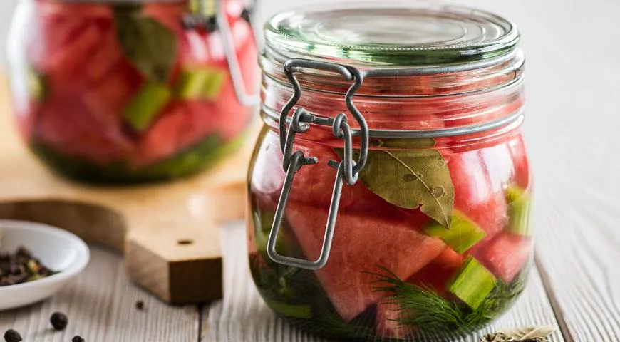 Eingelegte Wassermelone mit Sellerie