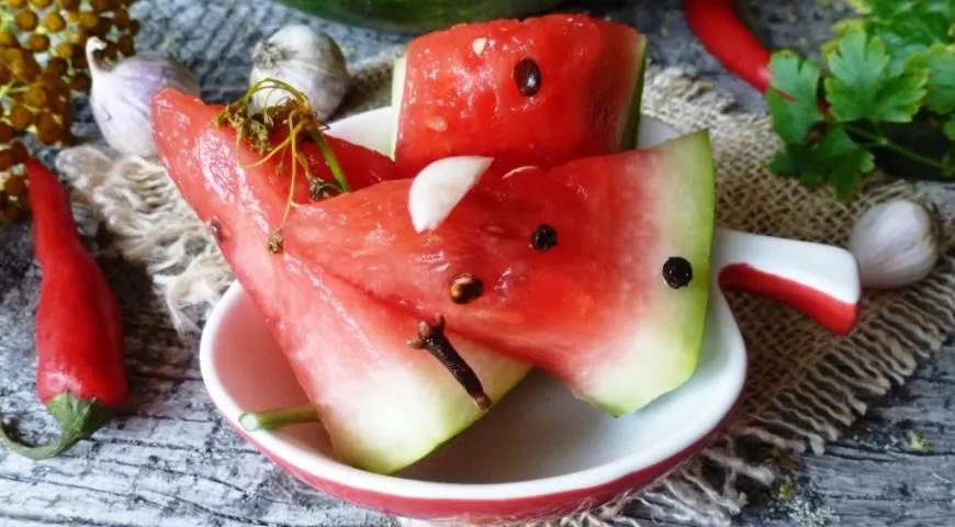 Würzig eingelegte Wassermelone mit Meerrettich