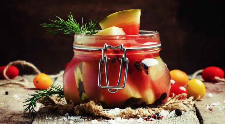 Leicht gesalzene Wassermelone mit Knoblauch und Dill