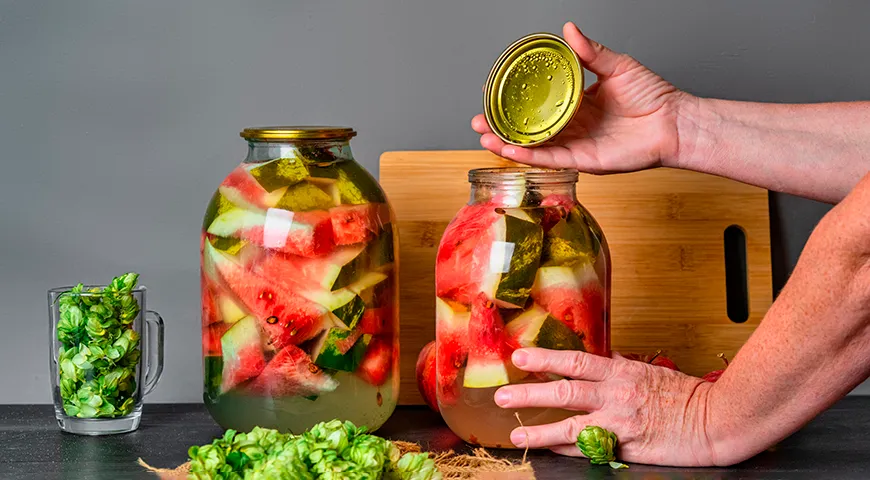 Eingelegte Wassermelonen in Gläsern