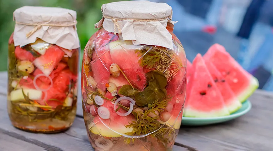 Gesalzene Wassermelone für den Winter im Glas