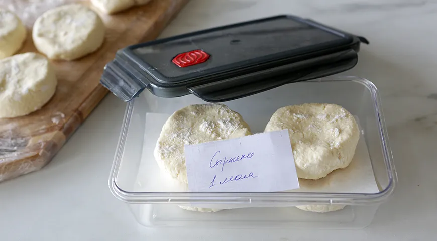 Käsekuchen können in einem geeigneten Lebensmittelbehälter eingefroren werden