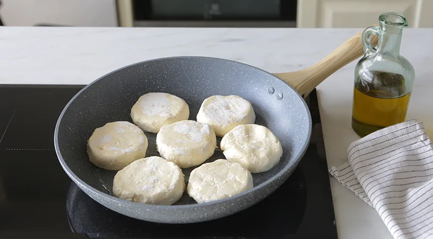 Gefrorene Käsekuchen in einer Bratpfanne kochen