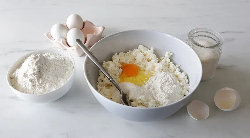 Beginnen Sie mit der Zubereitung der Quarkmasse für gefrorene Käsekuchen