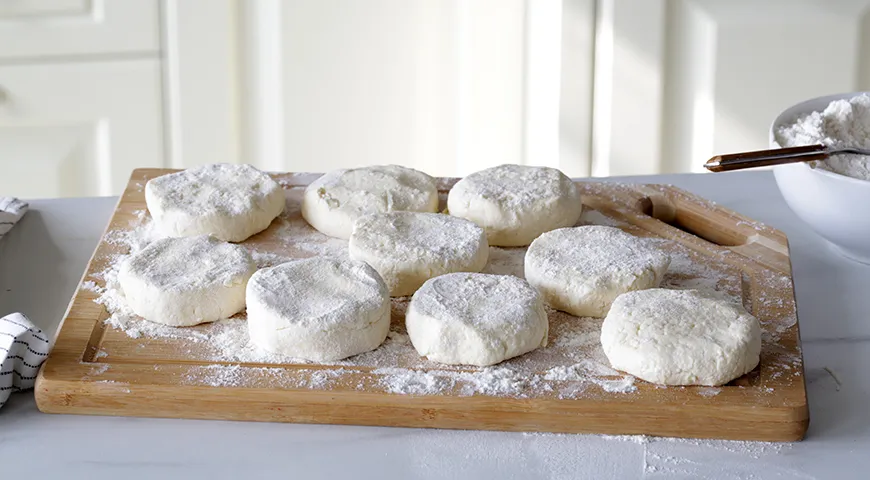 Vorbereitete Vorbereitungen für zukünftige gefrorene Käsekuchen