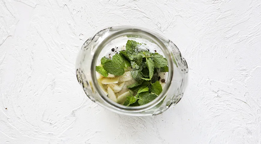 Gesalzene Wassermelonen in Gläsern