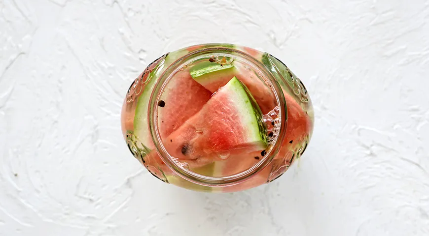 Gesalzene Wassermelonen in Gläsern