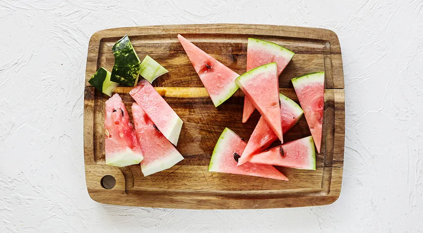 Gesalzene Wassermelonen in Gläsern