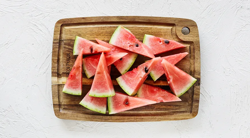 Gesalzene Wassermelonen in Gläsern