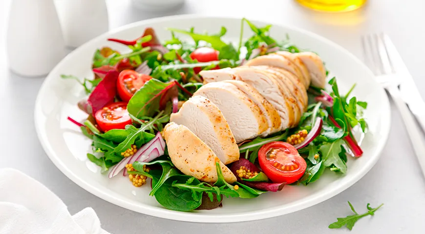 Mittagessen für eine Getreidediät: Hähnchenbrust mit Gemüsesalat und Hirse