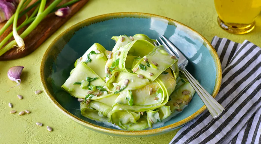 Salat aus jungen Zucchini mit Knoblauch und Frühlingszwiebeln