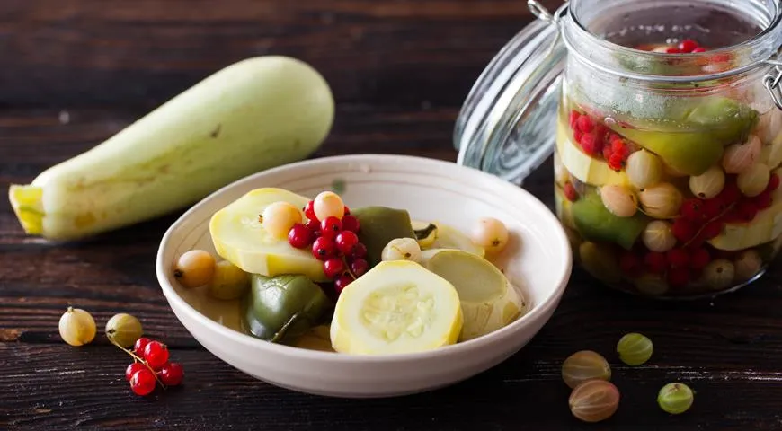 Fermentierte Zucchini mit Stachelbeeren