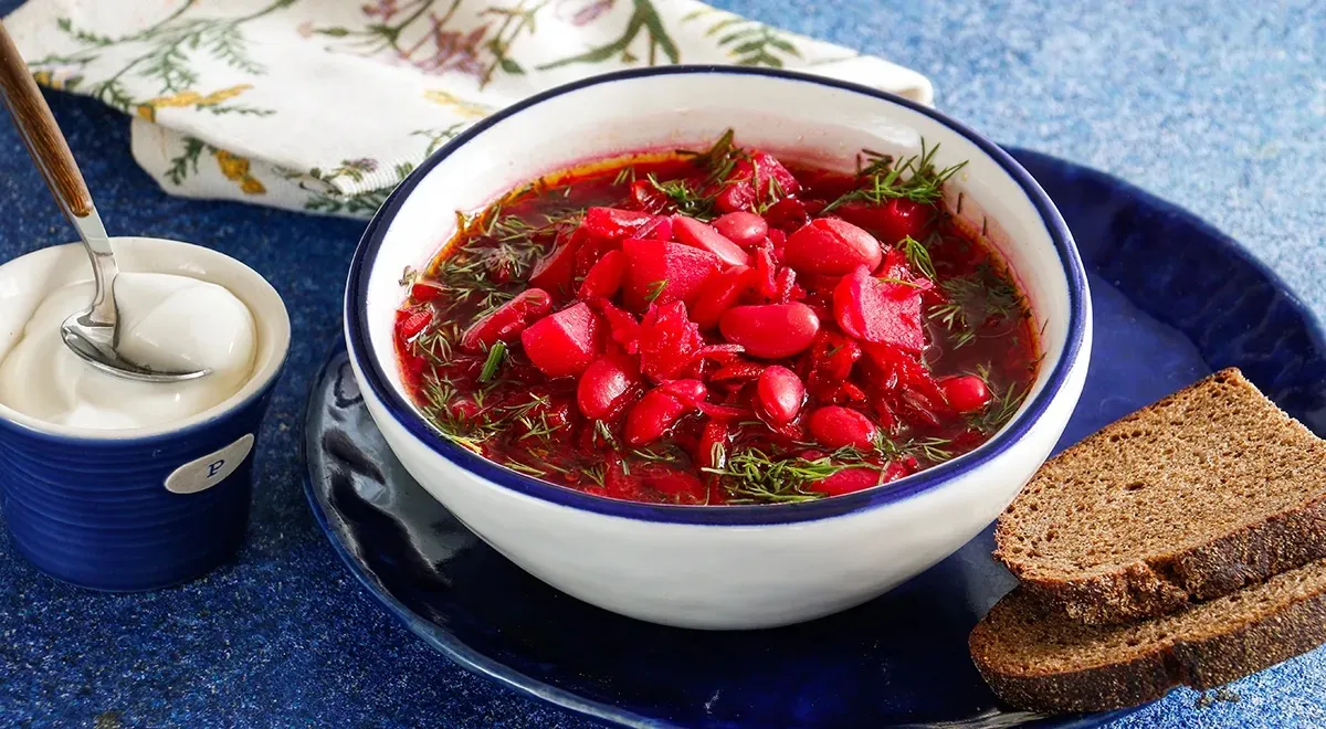 Bohnen machen sich auch in für sie ungewöhnlichen Gerichten gut, zum Beispiel in der Rote-Bete-Suppe