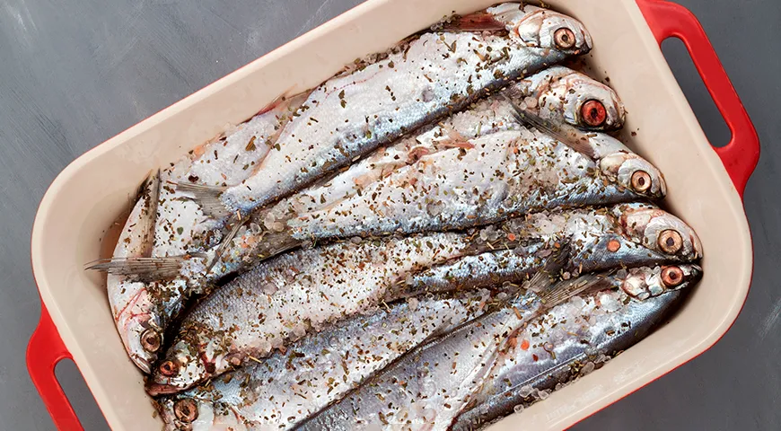 Es wird empfohlen, den Fisch 1,5 bis 3 Tage lang in einer würzigen Marinade aufzubewahren