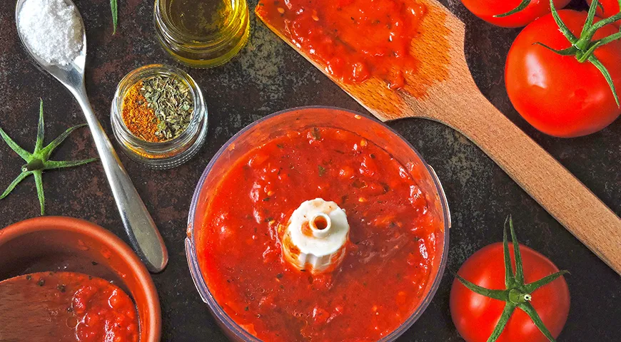 Der erste Schritt bei der Herstellung von Tomatenmark zu Hause besteht darin, die Tomaten in einem Mixer zu pürieren.