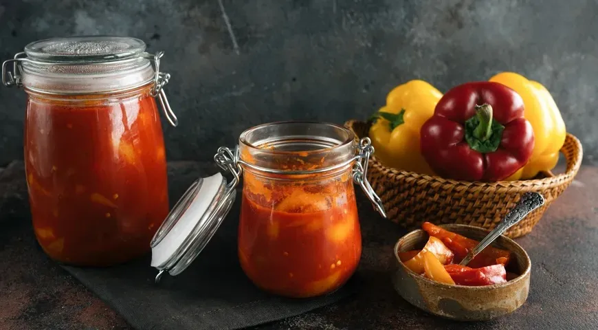 Lecho mit Tomatenmark für den Winter