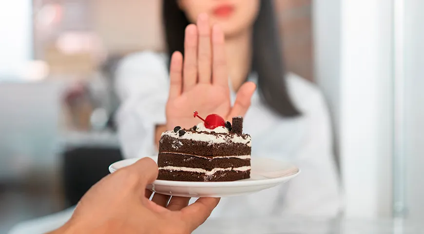 Es ist wichtig, Zucker und alle Lebensmittel, die Zucker enthalten, vollständig aus Ihrer Ernährung zu streichen.