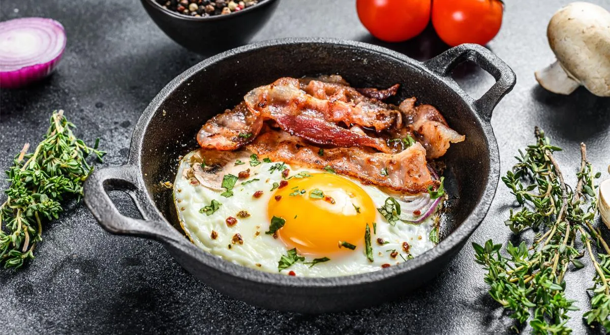 Eier erhöhen den Cholesterinspiegel im Blut nicht, Speck, der regelmäßig dazu gereicht wird, schon