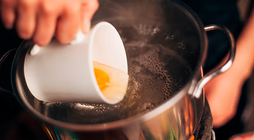 Pochierte Eier werden normalerweise 2 bis 4 Minuten lang gekocht.