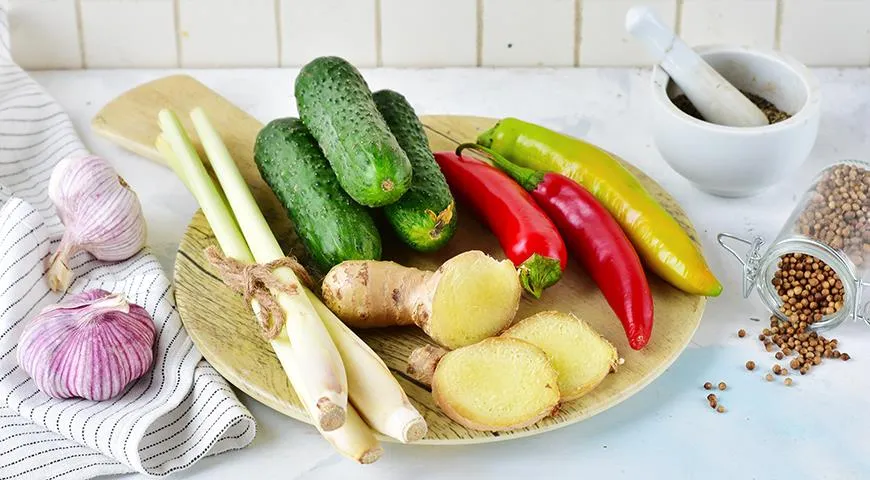 Die Reifezeit für Aufgüsse mit würzigem Gemüse hängt von der Hauptzutat ab. Es empfiehlt sich, Meerrettich und Ingwer nicht länger als 2 Tage ziehen zu lassen. Peperoni sind in Wodka mehrere Monate haltbar