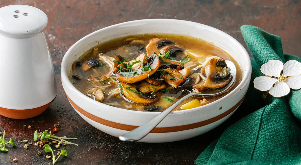 Hühnersuppe mit Champignons und Fadennudeln