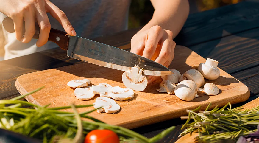 Die Methode zum Schneiden von Champignons hängt von dem Gericht ab, das Sie zubereiten. In Scheiben geschnitten werden sie zum Beispiel für Pizza, Pilznudeln etc.