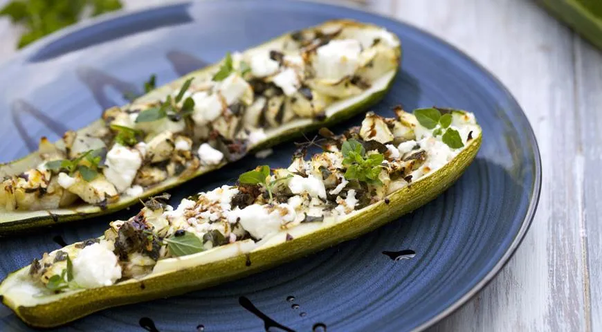 Mit Ziegenkäse gefüllte Zucchini