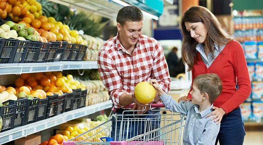 In großen Einzelhandelsketten wird die Qualität und Sicherheit der Produkte ständig und strenger kontrolliert, sodass die Wahrscheinlichkeit geringer ist, Produkte zu kaufen, die die Anforderungen dieser Parameter nicht erfüllen