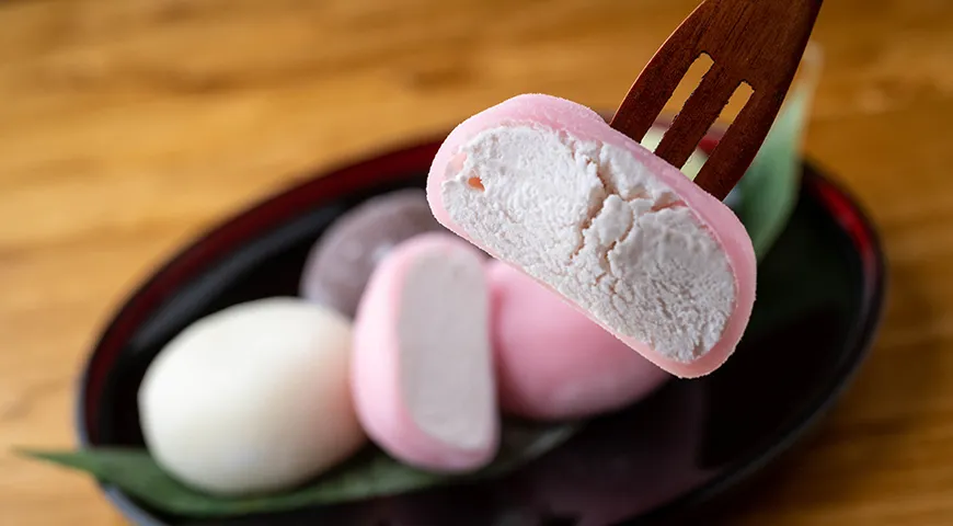 Die Eisfüllung verleiht dem japanischen Mochi-Dessert eine schöne cremige Süße.