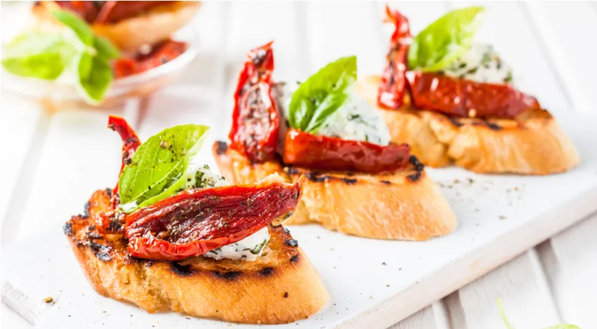 Bruschetta mit sonnengetrockneten Tomaten