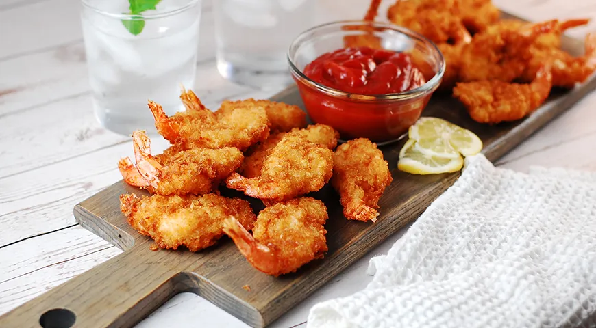 Gebratene Garnelen mit hausgemachter Tomatenmarksauce sind eine tolle Vorspeise für die Gesellschaft.