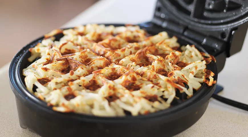 Rösti frittiert man am besten im Waffeleisen, backen sollte man sie aber nicht.