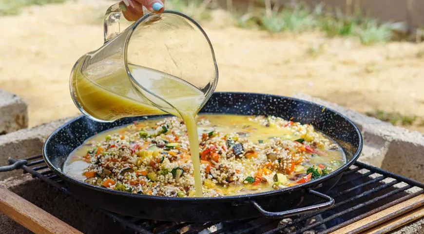 Um das Gericht noch aromatischer und schmackhafter zu machen, wird der Paella Brühe hinzugefügt.