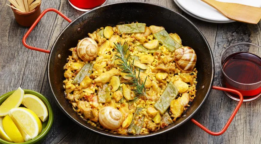 Für die klassische valencianische Paella benötigen Sie Schnecken-, Hühner- und Kaninchenfleisch