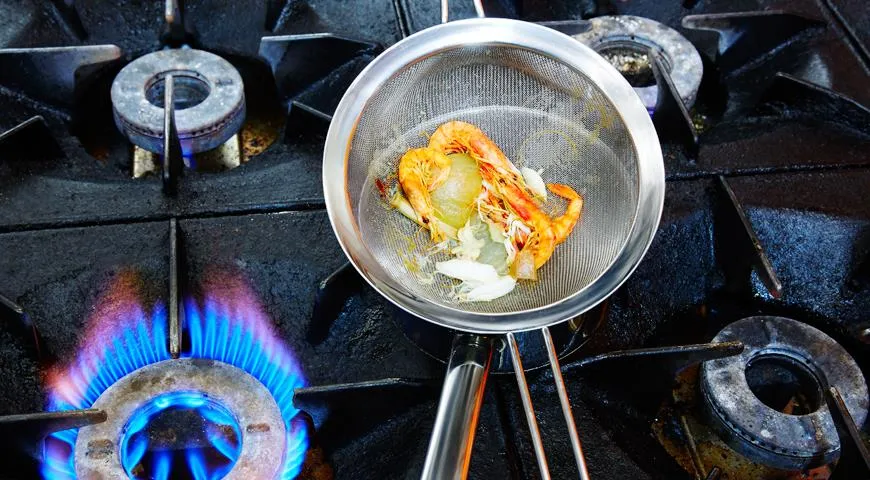 Für Paella mit Meeresfrüchten wird die Brühe aus den Köpfen und Schalen von Schalentieren wie Garnelen gekocht, oder es wird Fischbrühe verwendet.