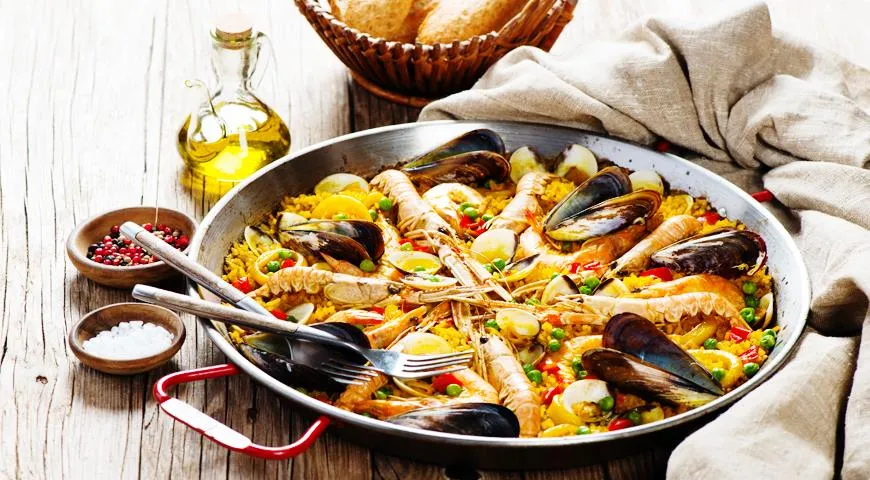 In der beliebtesten Variante werden der Meeresfrüchte-Paella Garnelen, Tintenfische, Langusten und Muscheln in der Schale hinzugefügt.