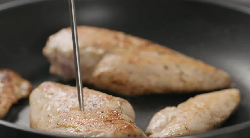 Die Garzeit von Hähnchenbrust in einer Pfanne hängt direkt von der Dicke des Stücks ab. Wenn Sie den Gargrad mit einem Lebensmittelthermometer messen, führen Sie es in die Mitte der dicksten Stelle der Brust ein.