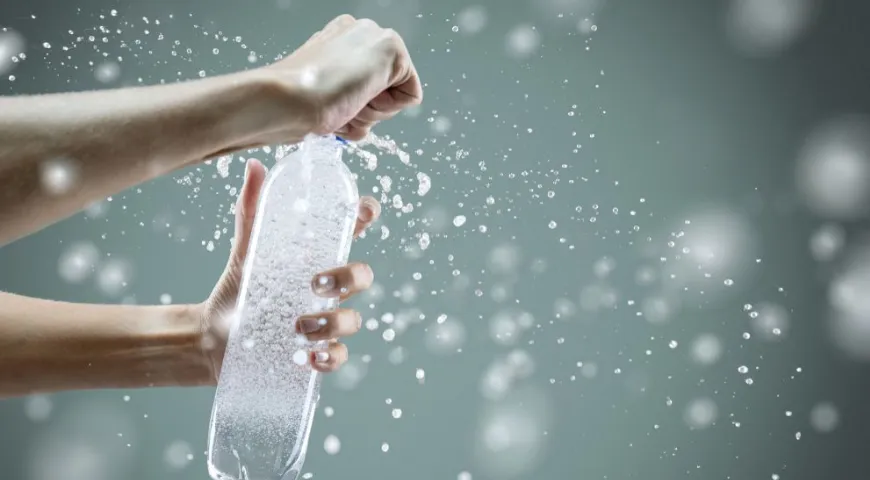 Wenn Sie vor den Mahlzeiten kohlensäurehaltiges Mineralwasser trinken, fühlen Sie sich schneller satt 